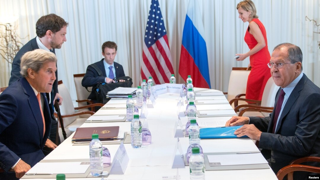 Menlu AS John Kerry (kiri) dan Menlu Rusia Sergei Lavrov memulai pembicaraan soal Suriah di Jenewa, Swiss, hari Jumat (26/8).