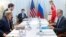AQSh Davlat kotibi Jon Kerri (chapda) va Rossiya Tashqi ishlar vaziri Sergey Lavrov (o'ngda) Jenevada muloqot olib bormoqda, 26-avgust, 2016-yil.