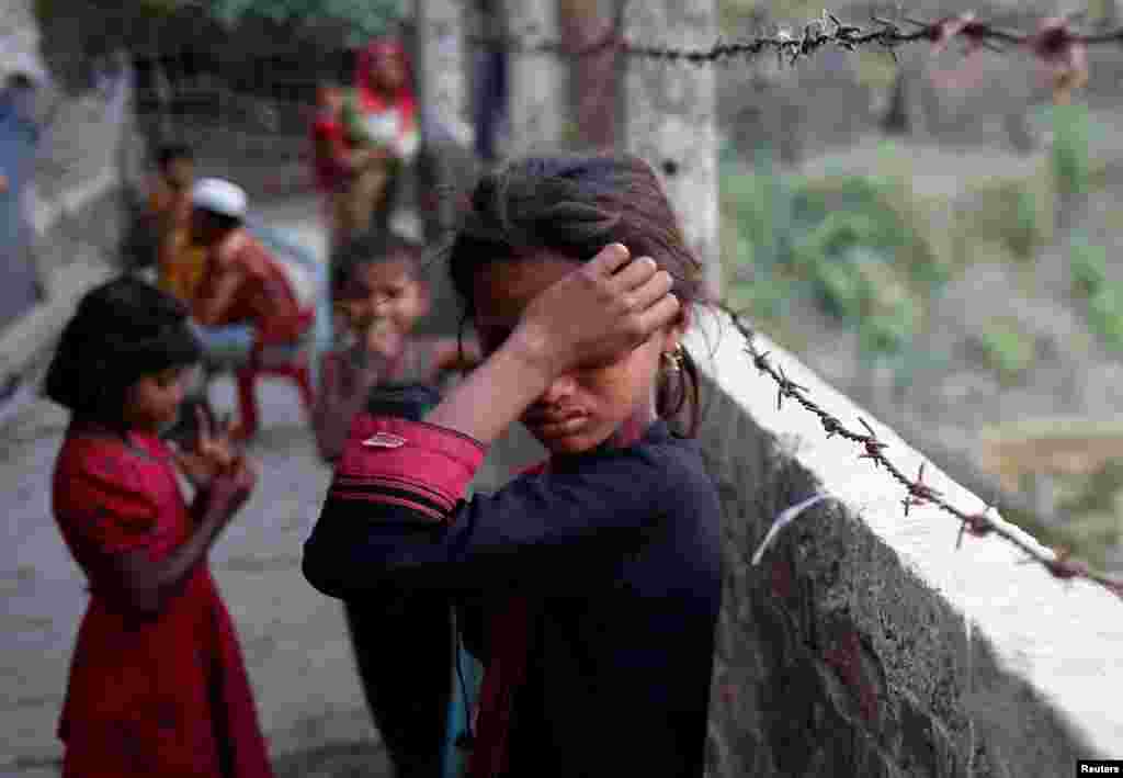 Seorang anak perempuan pengungsi Rohingya menangis di kamp pengungsi Teknaf, Bangladesh.