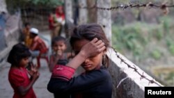 Seorang anak perempuan pengungsi Rohingya menangis di kamp pengungsi Teknaf, Bangladesh (15/2). (Reuters/Mohammad Ponir Hossain)
