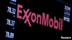 Le logo de Exxon Mobil est montré sur un écran à New York, le 30 décembre 2015.