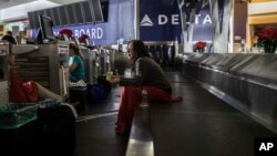Pasajeros en en el Aeropuerto Internacional de Atlanta quedaron varados el domingo, 17 de diciembre de 2017, debido a un apagón.