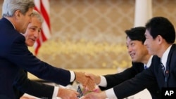 Menlu AS John Kerry (kiri), Menhan AS Chuck Hagel (dua dari kiri), Menhan Jepang Itsunori Onodera (dua dari kanan) dan Menlu Jepang Fumio Kishida, berjabat tangan sebelum memulai rapat Jepang-AS di Tokyo (3/10).