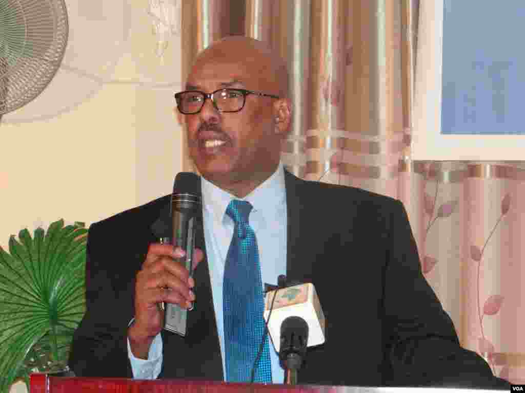 Madaxa Laanta Af-Soomaaliga ee VOA, Cabdiraxmaan Yabarow oo ka hadlaya madasha lagu qabtay &quot;Kulanka Dadweyne&quot; ee ay Laantu ku qabatay Hargeysa, June 14, 2013.