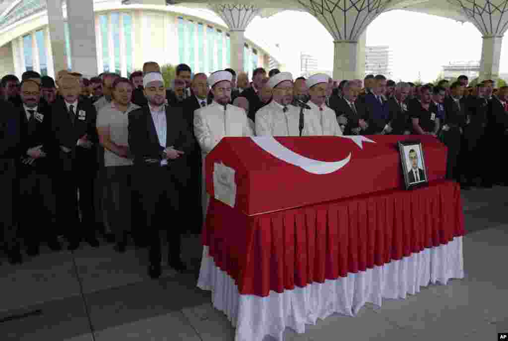مراسم خاکسپاری دیپلمات ترکیه که در عراق کشته شد، در آنکارا با حضور مقامات برگزار شد. آمریکا و دیگر کشورها این حمله را محکوم کردند.&nbsp;