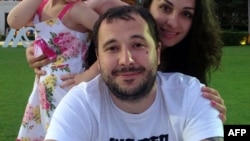 Undated family photo taken in Sochi shows Roman Seleznev (C), the son of a Russian lawmaker from the Liberal-Democratic Party (LDPR), posing with his partner Anna Otisko (R) and their daughter. Federal prosecutors in Atlanta say on Dec. 1, 2017, that Seleznev has been sentenced to serve 14 years in prison.