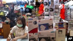 Ilustrasi - Seorang penjaga toko bekerja di dekat kotak-kotak masker di sebuah toko di Jakarta, 2 Maret 2020. 