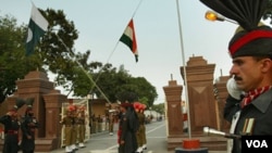 Tentara India dan Pakistan siaga di perbatasan kedua negara (foto: dok). India menuduh tentara Pakistan melepaskan tembakan lintas batas yang menewaskan 3 orang. 