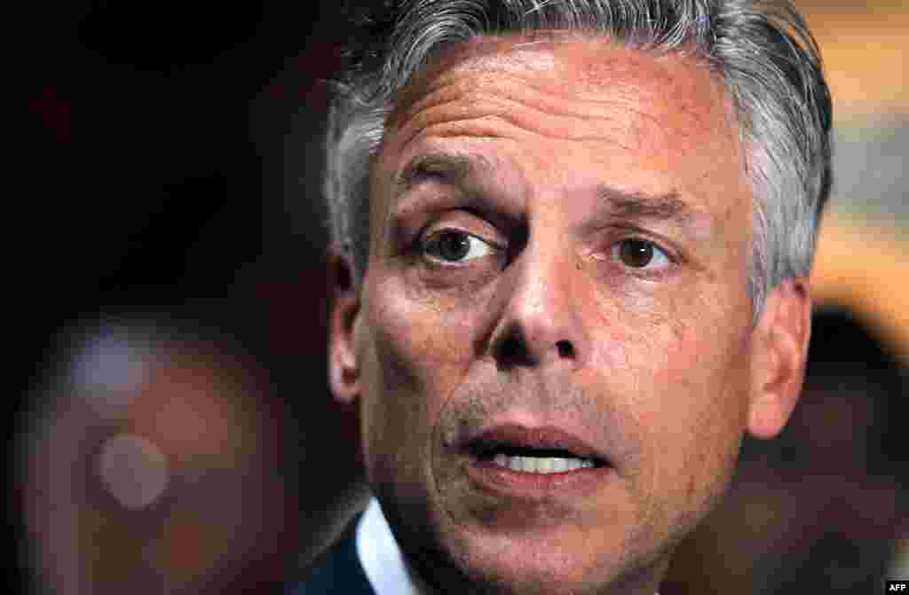 Jon Huntsman. Cựu Thống đốc Utah mới vừa từ chức đại sứ của Tổng thống Obama tại Trung Quốc. Ít được dân Mỹ biết đến nhưng ông hy vọng nhận được sự ủng hộ của những người Cộng hòa bảo thủ vừa phải.