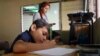 Un niño hace su tarea tras el cierre de escuelas debido al brote de coronavirus en San Cristóbal, Venezuela, 20 de marzo de 2020. 