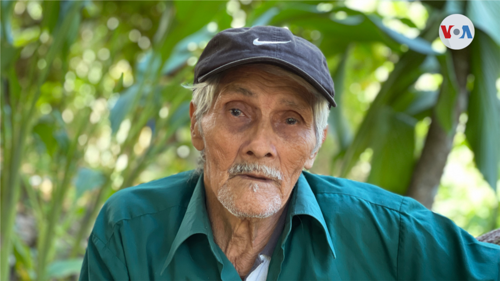 Virgilio del Cid es originario del caserío La Laguna, del cantón Jocote Amarillo, en Morazán, El Salvador. En 1981 sobrevivió a la masacre de El Mozote. Hoy, escribe cartas y versos para preservar la memoria histórica de su país.