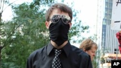 시위동참 내용의 푯말을 들고 있는 한 시위자