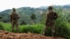 Des membres des Forces armées de la République démocratique du Congo (FARDC) montent la garde contre le groupe rebelle M23 à Lubero, dans la province du Nord-Kivu, le 27 octobre 2024.