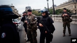 Polisi dan tentara bersenjata berpatroli setelah insiden penyerangan di markas polisi di Kota Paris, Perancis, 3 Oktober 2019. 