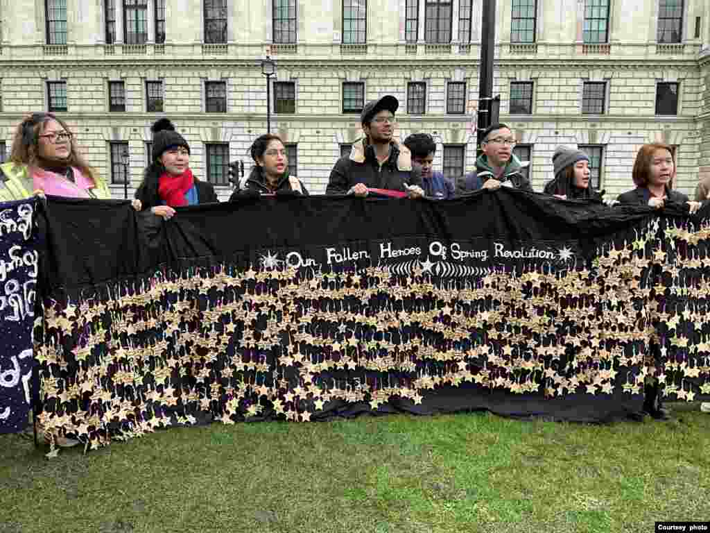 ယူကေနိုင်ငံ လန်ဒန်မြို့တော်မှာ ဒီနေ့ကျင်းပတဲ့ စစ်တပ်အာဏာသိမ်း ၄ နှစ်ပြည့် ဆန့်ကျင်ဆန္ဒပြပွဲ မြင်ကွင်း။ ဖေဖေါ်ဝါရီ ၁၊ ၂၀၂၅ (Photo Credit: NUG office, UK)