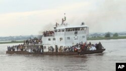 Un bateau bondé sur le fleuve Congo, à Kinshasa, en République démocratique du Congo, mardi 29 avril 2014.