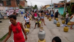 Orang-orang tampak mengantri untuk membeli tabung gas yang dijual oleh Pertobras di wilayah Vila Vintem di Rio de Janeiro, Brazil, pada 28 Oktober 2021. (Foto: AP)