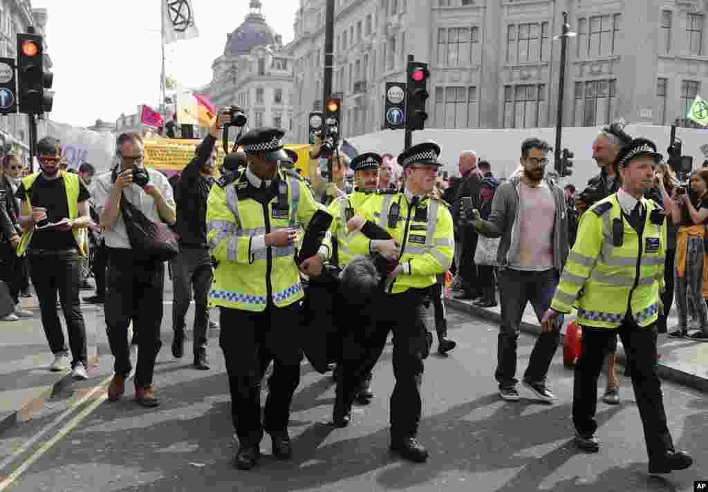 پلیس لندن یکی از معترضان به &laquo;بی توجهی به تغییرات آب و هوایی&raquo; را اینگونه بازداشت کرد.&nbsp;