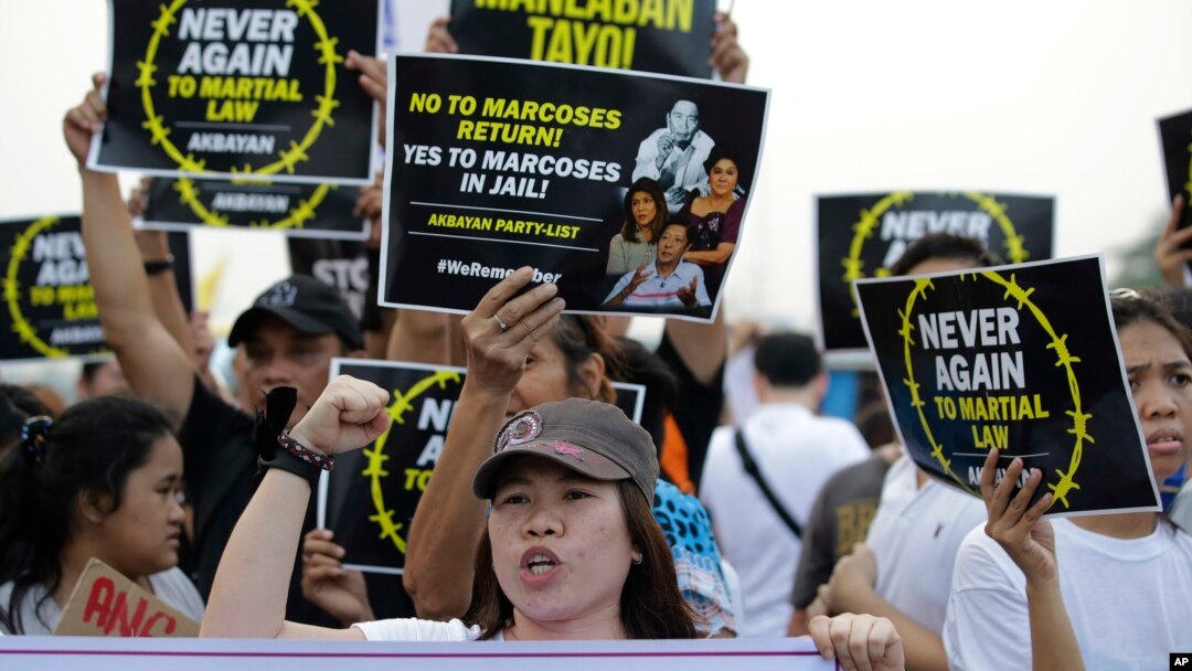 Ribuan demonstran Filipina mengingatkan sesama warga mengenai kemungkinan kembalinya kediktaktoran seperti pada masa rezim Marcos, dalam aksi di Manila, Kamis (21/9),