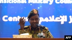 Le porte-parole du Conseil militaire de transition soudanais, le lieutenant général Shamseddine Kabbashi, lors d'une conférence de presse à Khartoum, le 7 mai 2019.