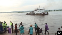 Un navire transporte des personnes expulsées de Brazzaville vers Kinshasa, le 29 avril 2014. 