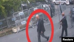 Video của CCTV cho thấy nhà báo Saudi Jamal Khashoggi, (được khoanh đỏ) đến tòa lãnh sự Saudi tại Istanbul, ngày 2/10/2018. 