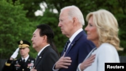 美国总统乔·拜登（Joe Biden）夫妇2023年4月25日与尹锡悦夫妇共同前往韩战纪念碑敬献花圈。（路透社）