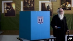 Верующий израильтянин-ортодокс голосует на парламентских выборах в Иерусалиме.