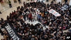 Aksi duduk para demonstran yang menyerukan kepada DPR AS agar meminta gencatan senjata segera dan pengiriman bantuan kemanusiaaan ke Gaza di gedung Capitol Hill, 18 Oktober 2023. (Foto: Jose Luis Magana/AP Photo)