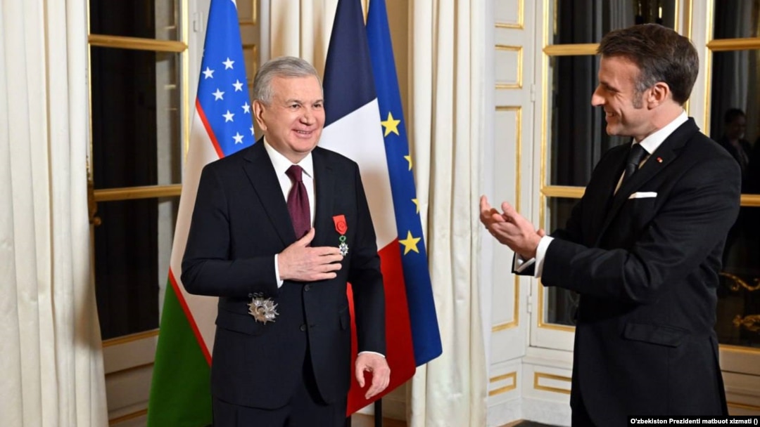 O'zbekiston Prezidenti Shavkat Mirziyoyev (chapda) Fransiya rahbari Emmanuel Makron qo'lidan Faxriy legion oliy mukofotini qabul qilib oldi, Parij, Fransiya, 13-mart 2025-yil