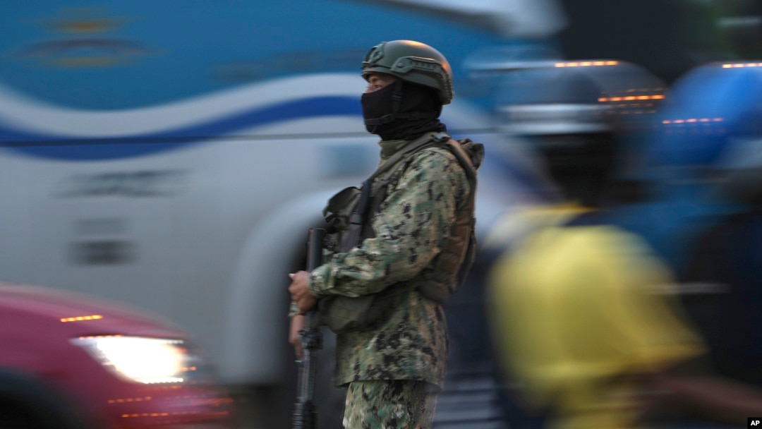 ARCHIVO - Un soldado hace guardia en el puente de la Unidad Nacional, que conecta las localidades de Durán y Guayaquil, en Ecuador, en julio de 2023.