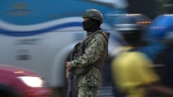 ARCHIVO - Un soldado hace guardia en el puente de la Unidad Nacional, que conecta las localidades de Durán y Guayaquil, en Ecuador, en julio de 2023.