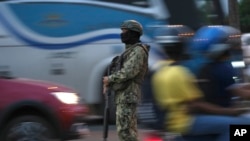 ARCHIVO - Un soldado monitorea el tráfico de vehículos en el Puente de Unidad Nacional que conecta la ciudad de Durán con Guayaquil, Ecuador, 20 de julio de 2023. AP