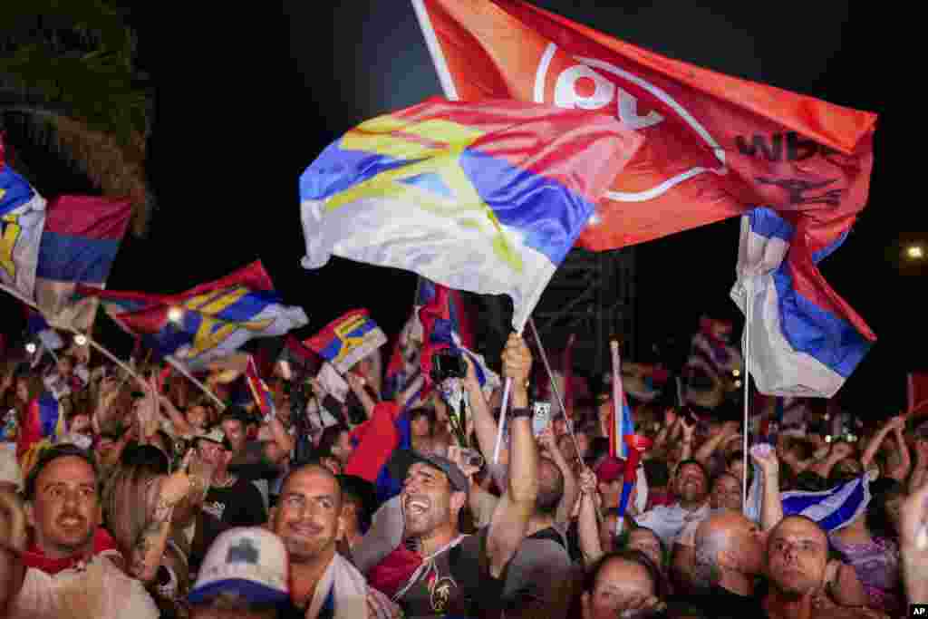 El candidato Yamandú Orsi obtuvo el domingo la victoria en la segunda vuelta presidencial de Uruguay y marcó el regreso al poder del bloque izquierdista Frente Amplio. En esta imagen, partidarios de Orsi celebraban los primeros resultados tras el cierre de las urnas. &nbsp;