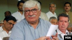  داى اين پي مشر په يونيورسټۍ شوې دغه حمله دمرکزي اؤ صوبائي حکوتونو ناکامي گرځولې اؤ وئيلي يې دي چې هغوي” بزدلان“ دي اؤ دترهه گرۍ په خاتمه کې سنجيده نۀ دي.
