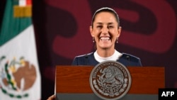 ARCHIVO - La presidenta electa de México, Claudia Sheinbaum, sonríe durante una conferencia de prensa en el Palacio Nacional en la Ciudad de México, el 10 de junio de 2024.