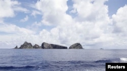 日本东京都政府考察船2012年9月2日在中日争执的尖阁群岛（钓鱼岛）水域所拍摄的照片