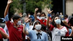 Umat Katolik berdoa saat memprotes keputusan Mahkamah Agung Meksiko yang menyatakan kriminalisasi aborsi tidak konstitusional, di Mexico City, 7 September 2021. (Foto: Reuters)