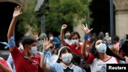 7일 멕시코 수도 멕시코시티 시내 대법원 앞에서 가톨릭 신자들이 임신 중절 처벌 위헌 판결에 항의 시위를 벌이고 있다.