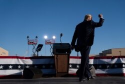 El presidente Donald Trump abandona el escenario después de hablar durante un mitin de campaña en el aeropuerto Phoenix Goodyear, el miércoles 28 de octubre de 2020, en Goodyear, Arizona (AP Photo / Evan Vucci)