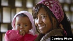 Esther Njeri, 20, and daughter Shanice, 6 months, arrive for a family planning visit at the Makadara district hospital in Nairobi, Kenya, Dec. 16, 2009. (©Bill & Melinda Gates Foundation/Olivier Asselin)