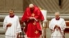 Papa Francisco dirige misa del Viernes Santo antes de la procesión en el Coliseo
