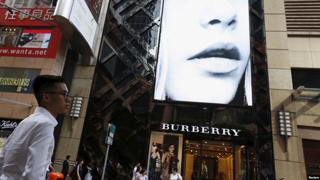 Salah satu gerai 'Burberry' di distrik perbelanjaan di Hong Kong, China (foto: dok).