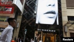 Salah satu gerai 'Burberry' di distrik perbelanjaan di Hong Kong, China (foto: dok).