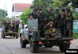 ទាហាន​រដ្ឋាភិបាល​នៅ​លើ​ឡាន​ដែល​បើក​បរ​នៅ ​Amai Pakpak នៅ​ពេល​មាន​ការ​វាយ​ប្រហារ​ពី​ក្រុម ​ Maute កាល​ពី​ខែ​មិថុនា ឆ្នាំ​២០១៧ នៅ​ទីក្រុង Marawi។