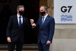 U.S. Secretary of State Antony Blinken is greeted on arrival by Britain's Foreign Secretary Dominic Raab at the start of the G-7 foreign ministers meeting in London, Britain, May 4, 2021. (Ben Stansall/Pool via Reuters)