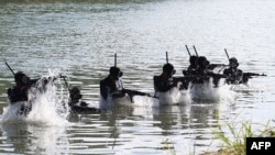 Sejumlah tentara Korea Utara ambil bagian dalam latihan di pusat pasukan operasi khusus di lokasi yang tidak disebutkan di Korea Utara pada 2 Oktober 2024. (Foto: KCNA via KNS/AFP)