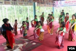 Chosih Sudarminasih mengajarkan tari Gandrung di sanggar tari Mlati Rinonce miliknya di Banyuwangi (foto Petrus Riski/VOA).