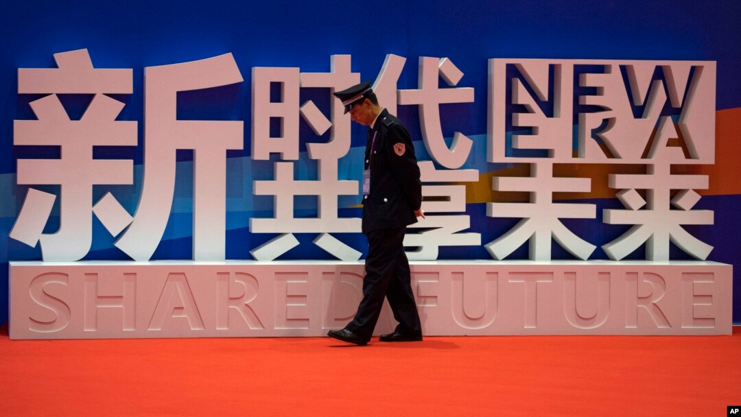 一名警卫在上海中国国际进口博览会的口号前走过。（2018年11月5日）