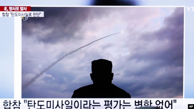 2019年8月1日人们在韩国首尔火车站观看有关朝鲜领导人金正恩与朝鲜发射火箭的电视报道。